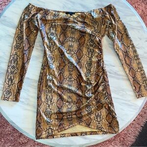 New with tags ✨ medium snake skin mini dress 🤎